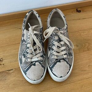 JSlides Platform Sneaker